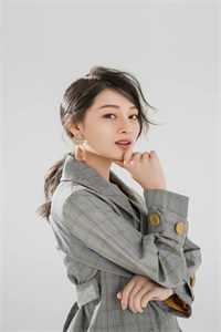 小宝探花蓝色碎花连衣裙