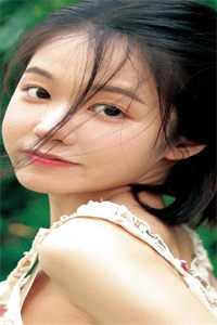 美女扒开胸罩给男生看视频