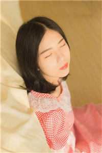 美女自扣