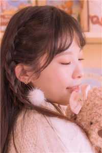 美女扒开胸罩露出