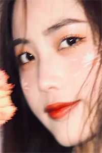 m腿绑在椅子对着镜子