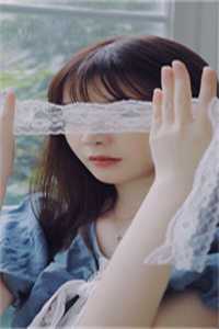 年轻夫妻把小孩哄睡后开监控